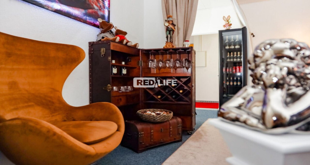 4-room salon in the city