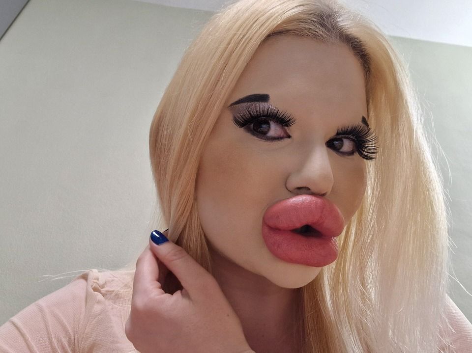 OnlyFans model with biggest lips