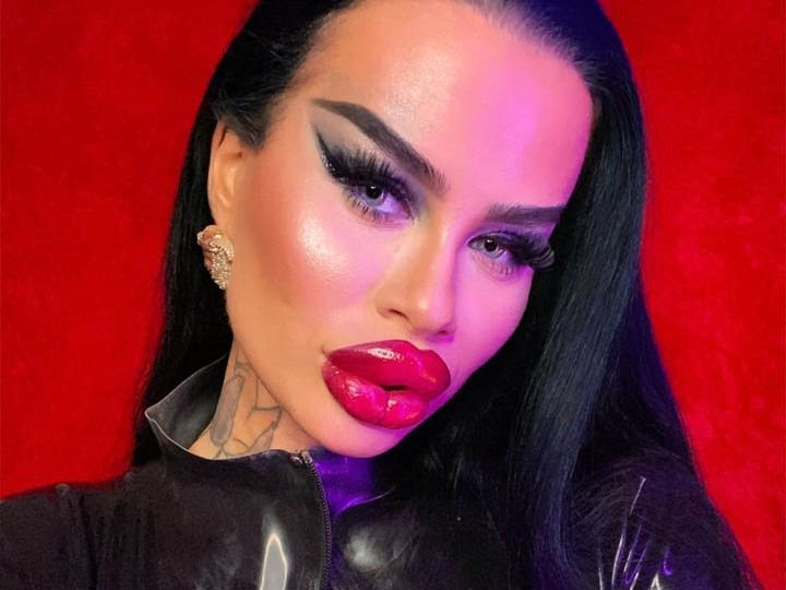 Fetisch Barbie model doing adult job