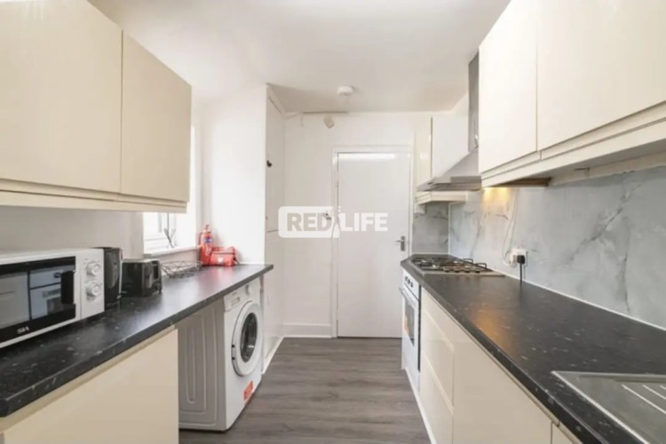 free accommodation high rates Noir