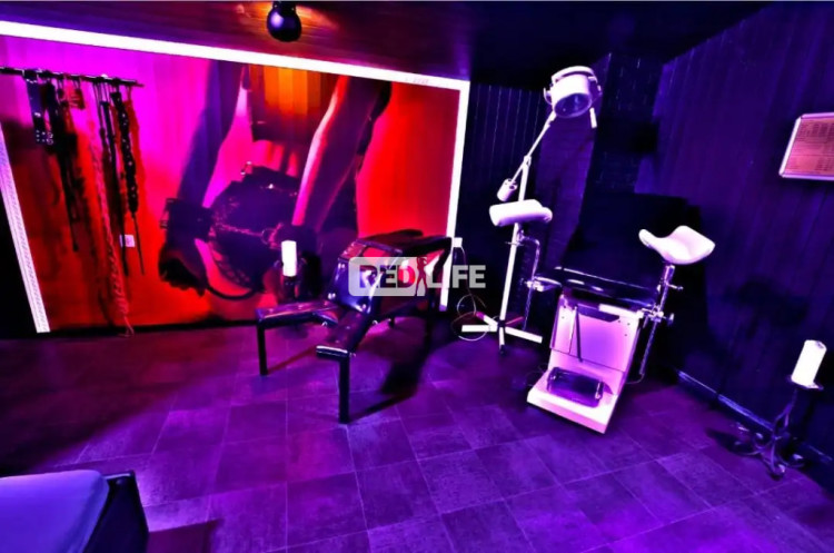 erotic studio escort job Leguan