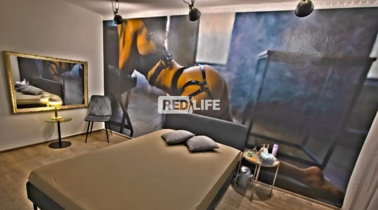 erotic studio escort job Leguan